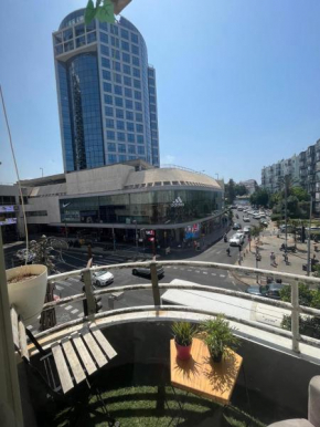 כמו חדר במלון מרפסת חניה פרטית